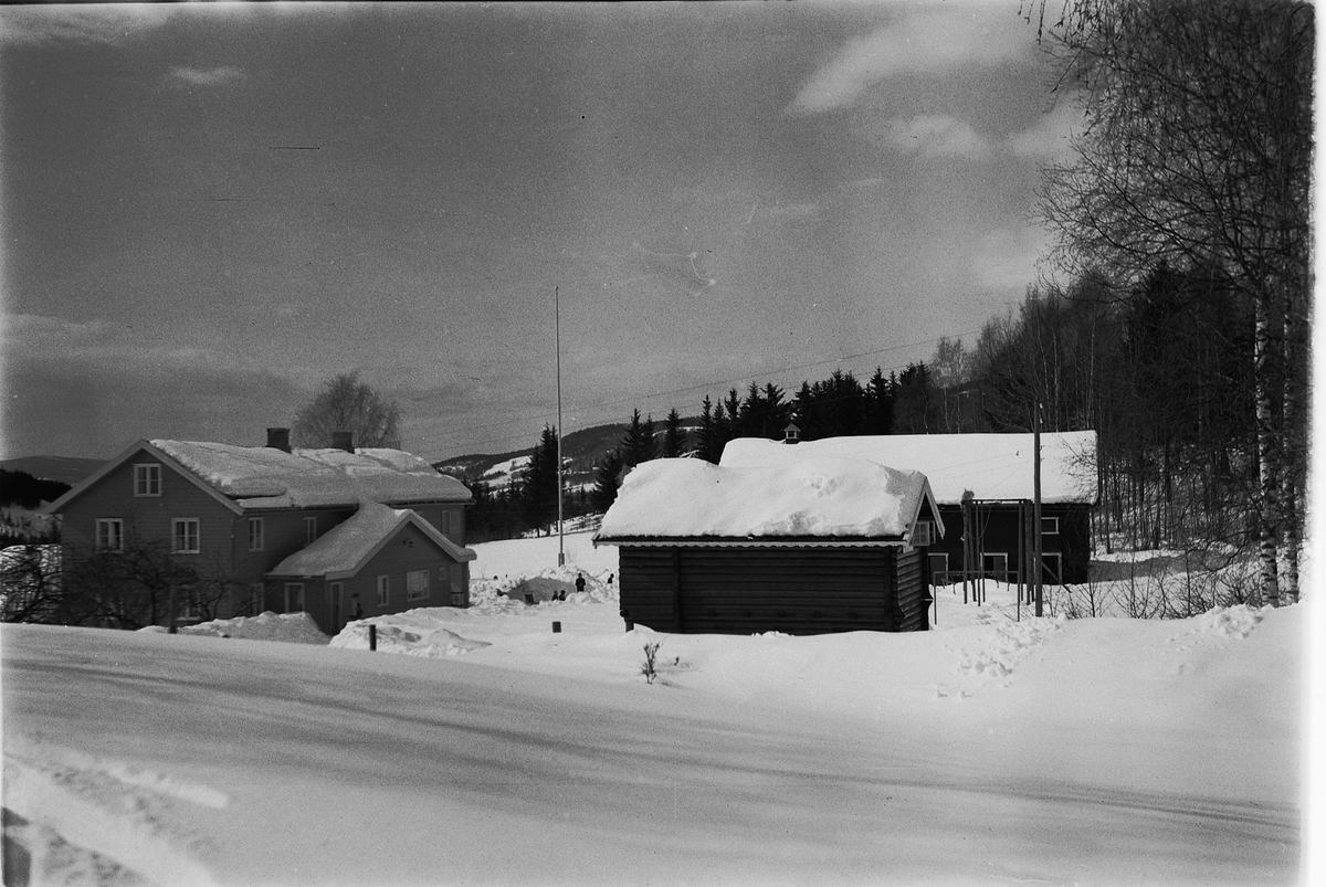 Håkon Prestkværn, Eksteriør, vinter. En gruppe hus.