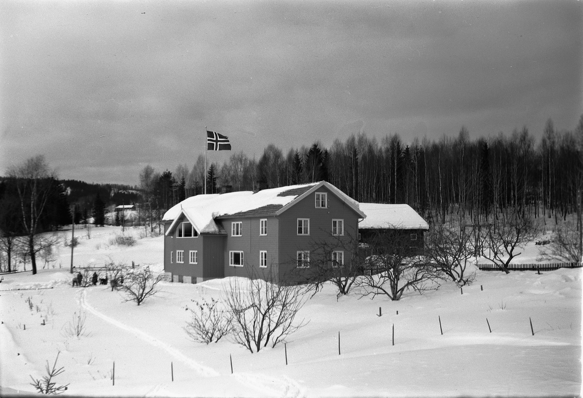 Håkon Prestkværn, Eksteriør, vinter. Ukjent hus som flagger med det norske flagget.