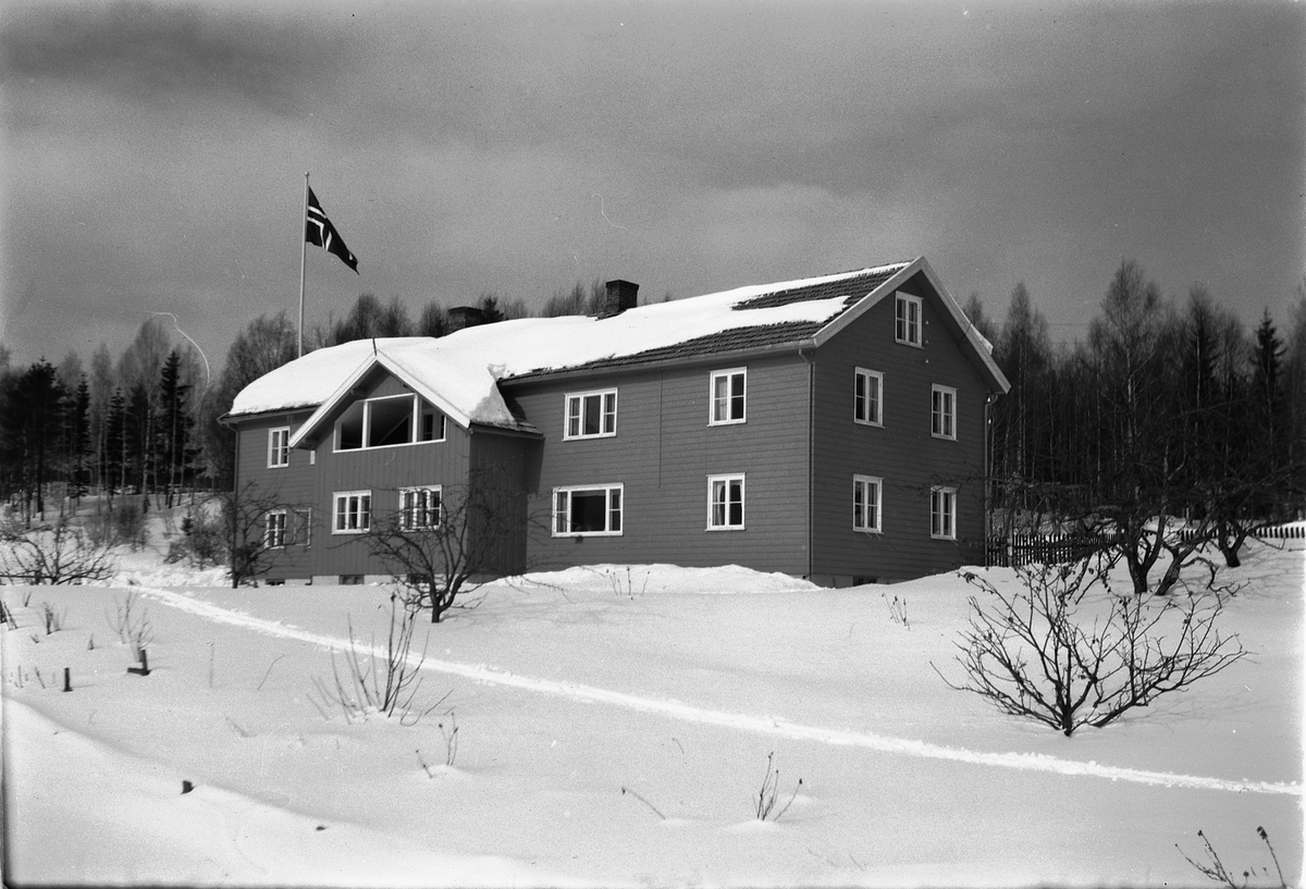 Håkon Prestkværn, Eksteriør, vinter. Ukjent hus som flagger med det norske flagget.