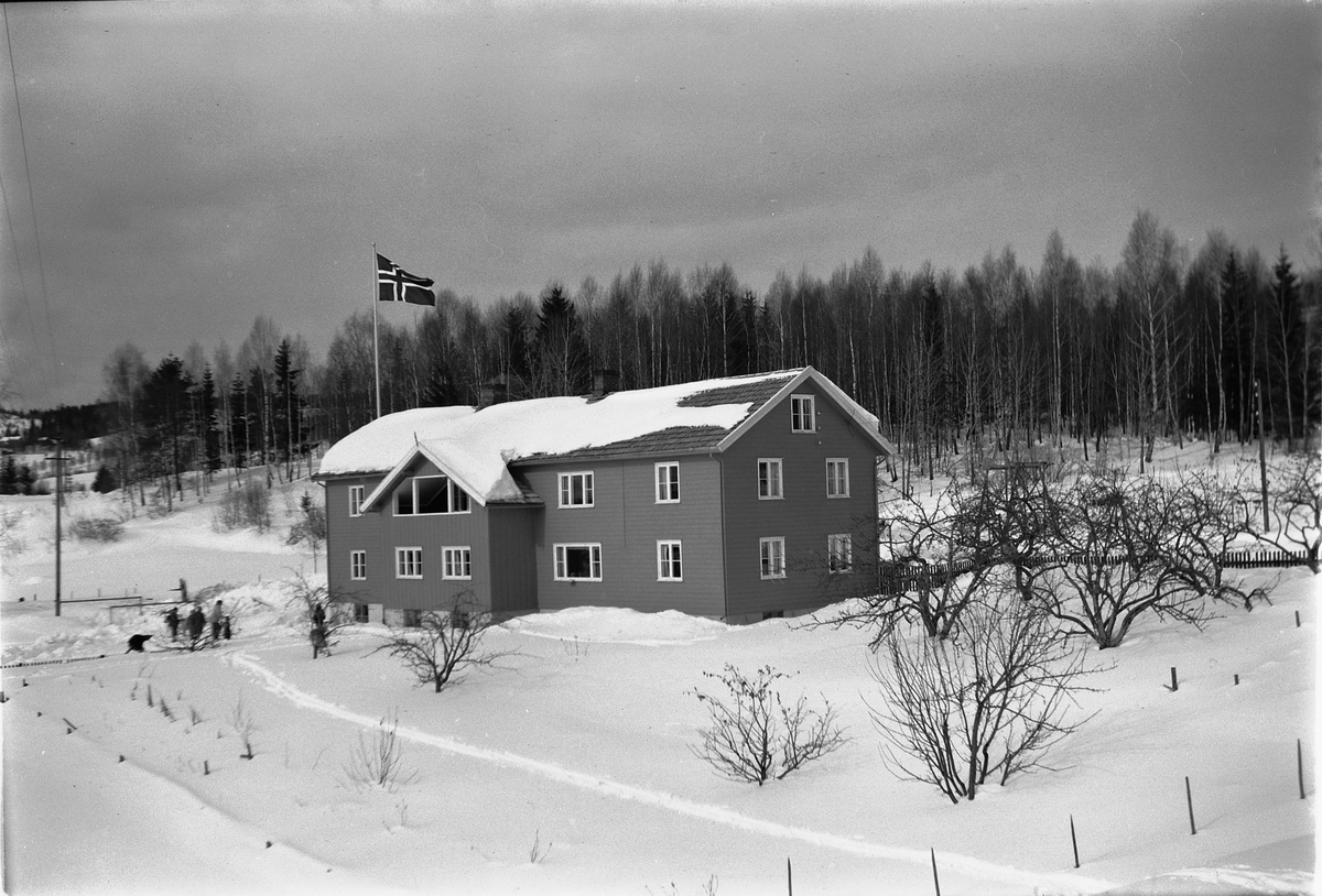 Håkon Prestkværn, Eksteriør, vinter. Ukjent hus som flagger med det norske flagget.