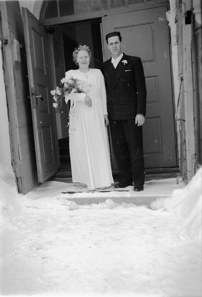 Håkon Prestkværn, Bryllup. Brudepar på trappa til Ringsaker kirke.