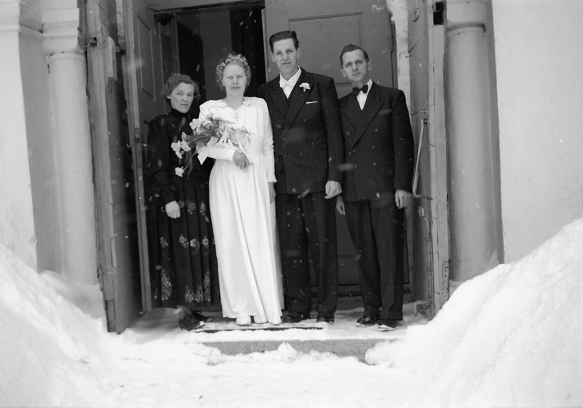 Håkon Prestkværn, Bryllup. Brudepar med en kvinne og mann på trappa til Ringsaker kirke.