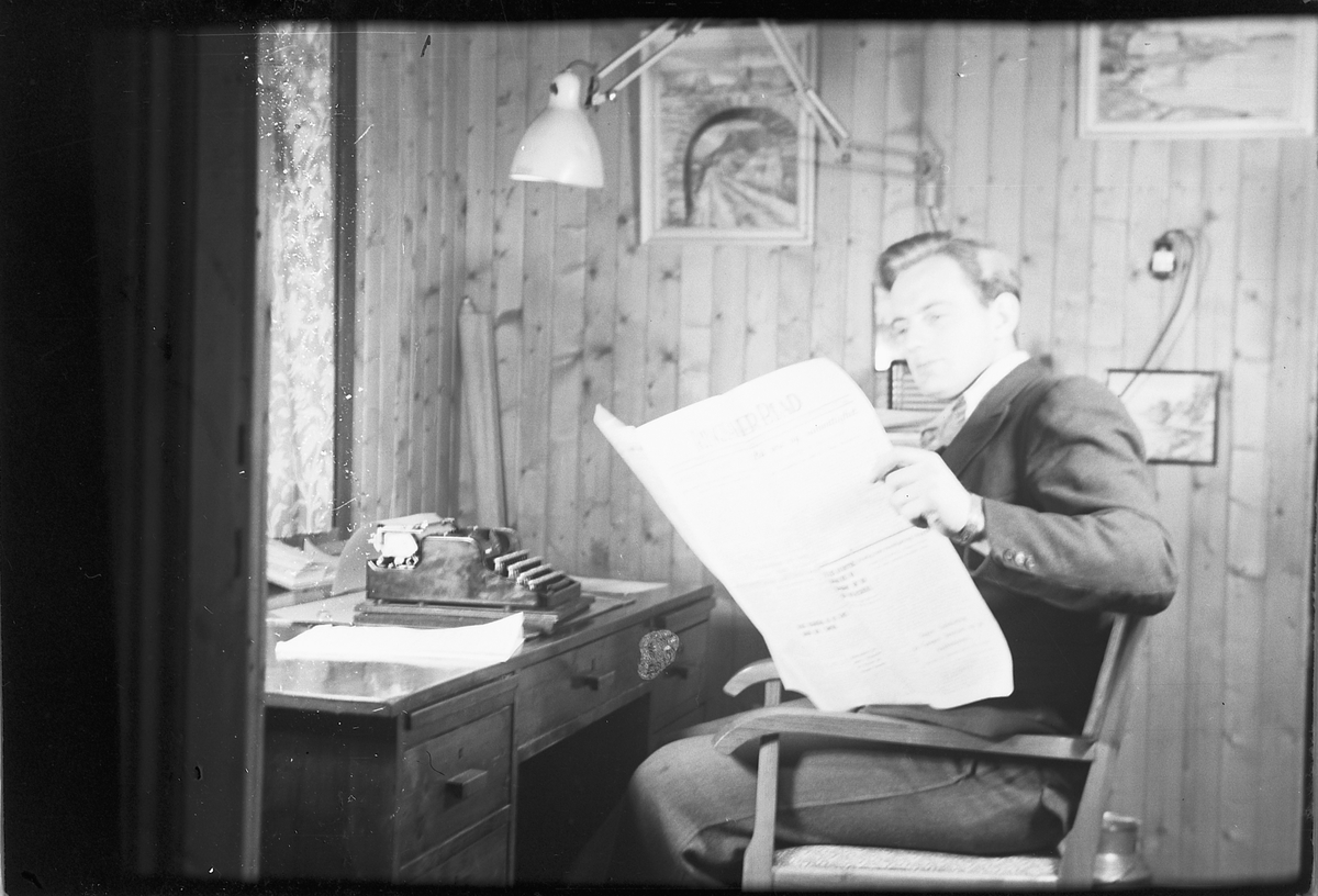 Håkon Prestkværn, Mann på kontor sitter foran skrivemaskinen og leser Ringsaker Blad?