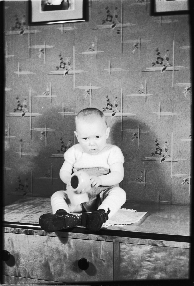Håkon Prestkværn, En baby med en dokke.