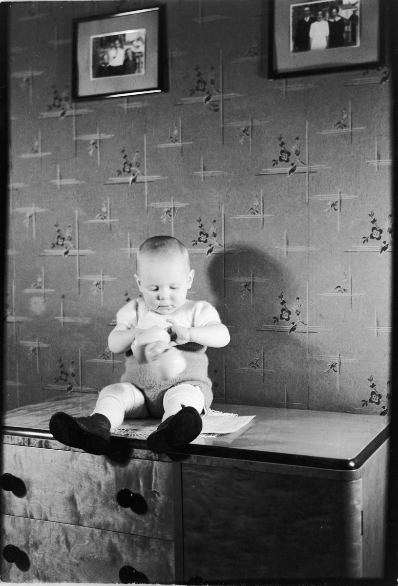 Håkon Prestkværn, En baby med en dokke.