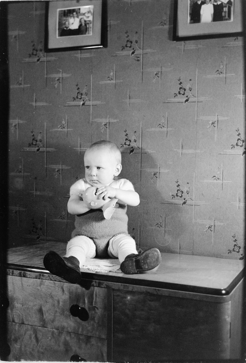 Håkon Prestkværn, En baby med en dokke.