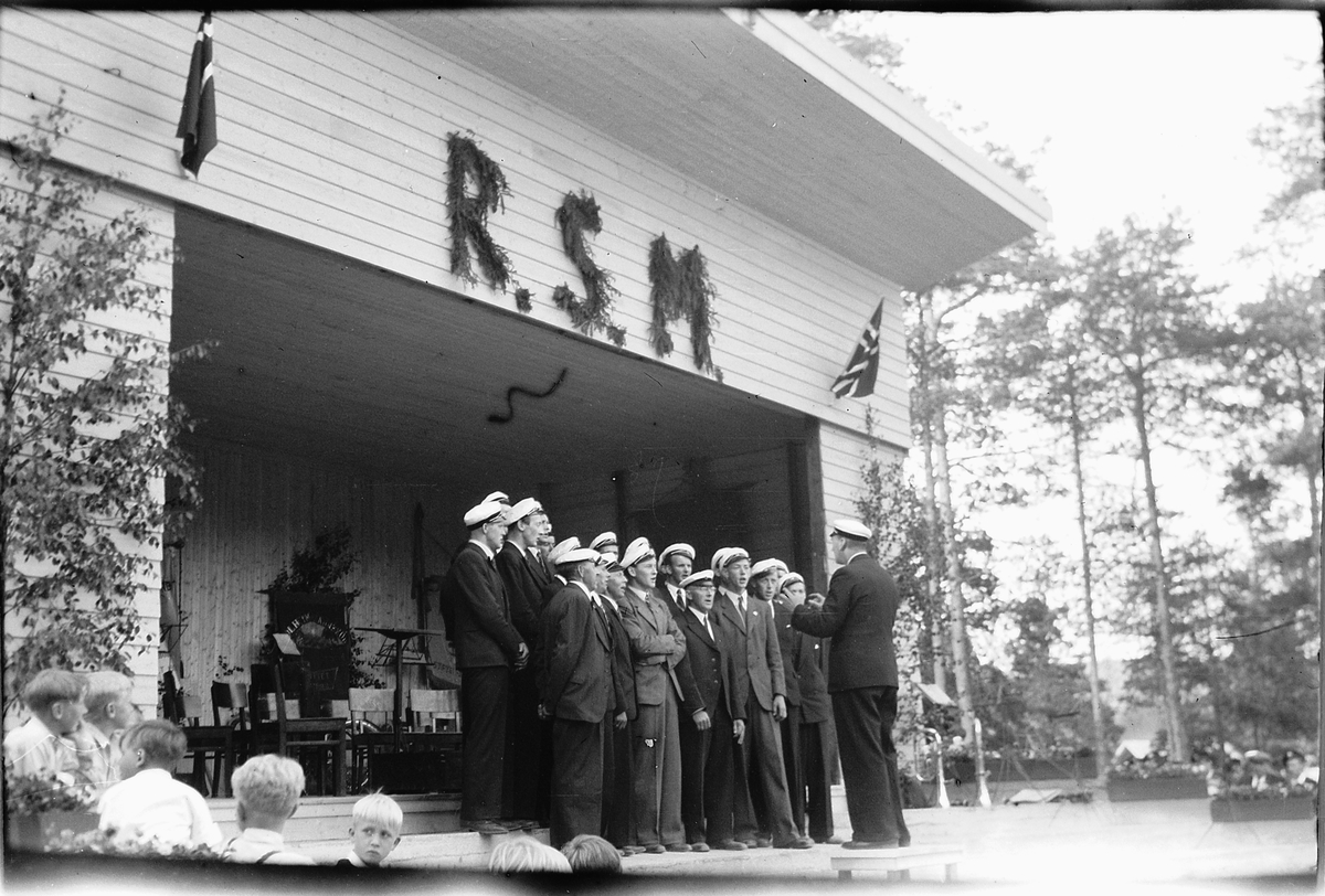 Håkon Prestkværn, Mannskor synger på Folkets hus i Moelv. Ringsaker sang- og musikklagsstevne, Moelv 1948. Friluftskonserten i Folkets Hus park.