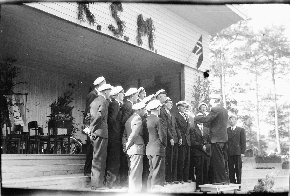 Håkon Prestkværn, Mannskor synger på Folkets Hus i Moelv. Ringsaker sang- og musikklagsstevne, Moelv 1948. Friluftskonserten i Folkets Hus park.