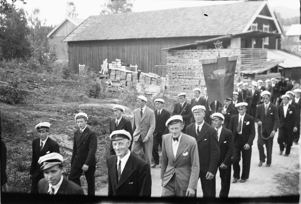 Håkon Prestkværn, Et mannskor går i tog med en fane. Fra Lillehammer?