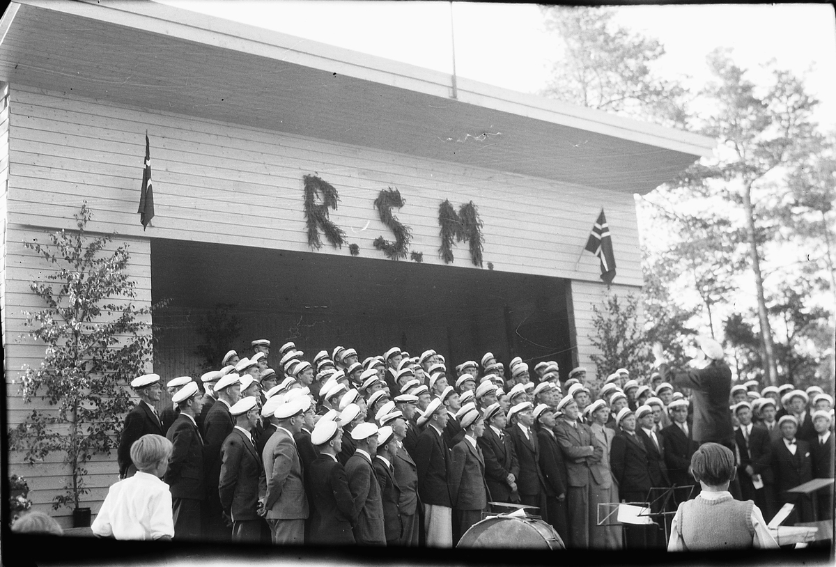 Håkon Prestkværn, Mannskor synger på Folkets Hus i Moelv. Ringsaker sang- og musikklagsstevne, Moelv 1948. Friluftskonserten i Folkets Hus park.