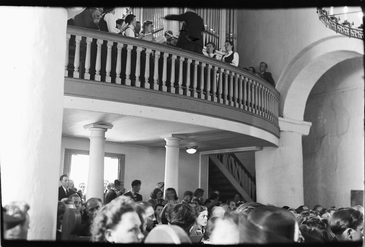 Håkon Prestkværn, Kor synger. Ringsaker kirke?