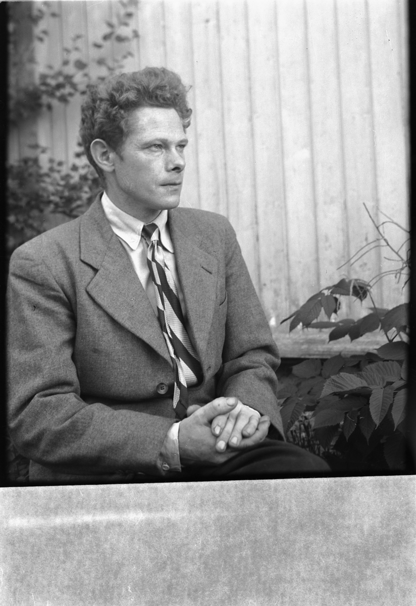 Håkon Prestkværn, Hans Holum, Haga Bruk, med dress og slips.