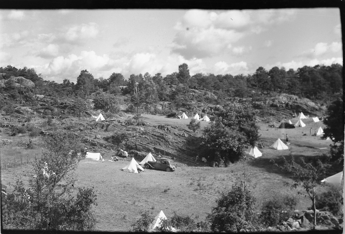 Håkon Prestkværn, Ukjent campingplass med biler og telt.