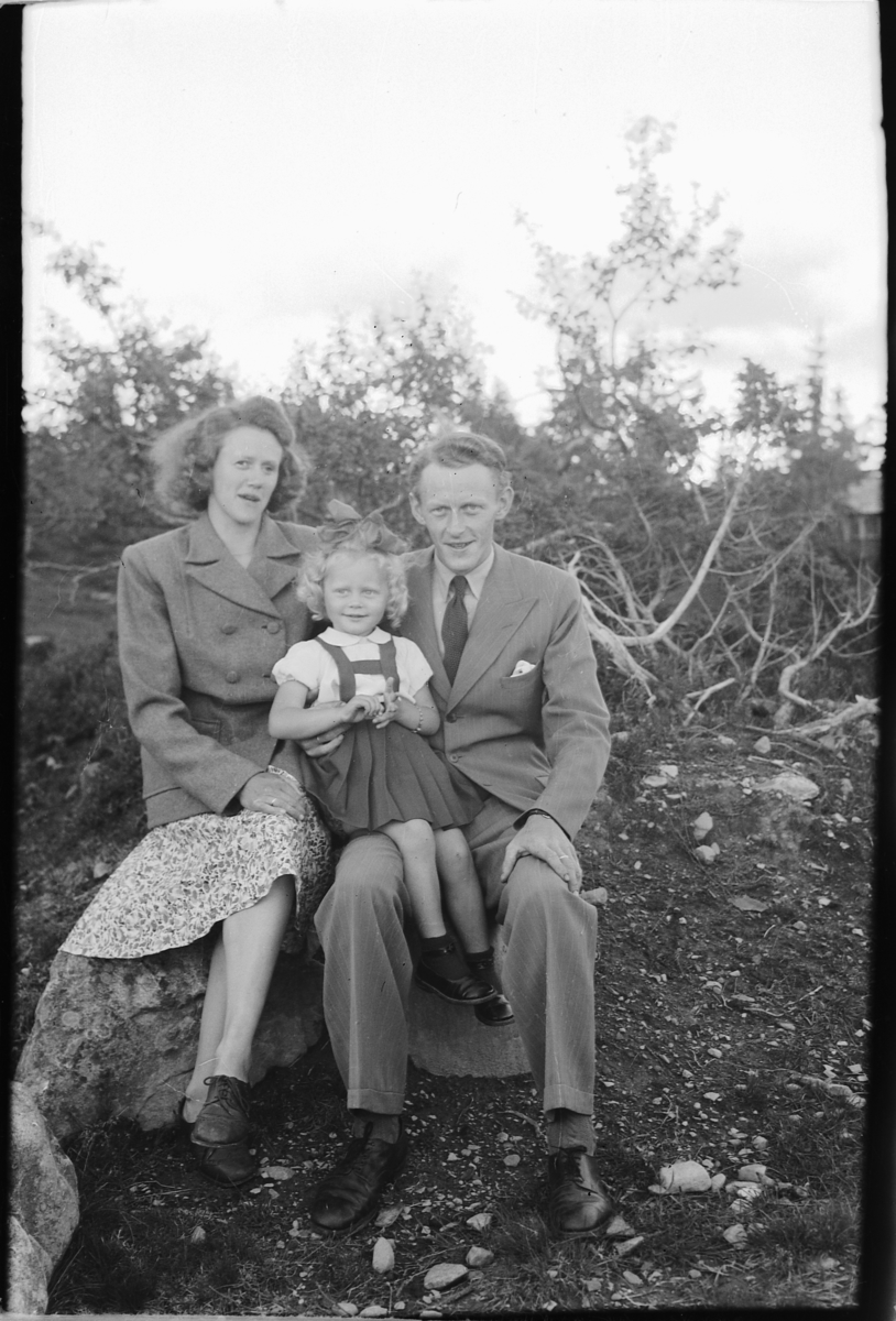 Håkon Prestkværn, Gunvor og Arne Kjellvold med dattera Tove på fanget