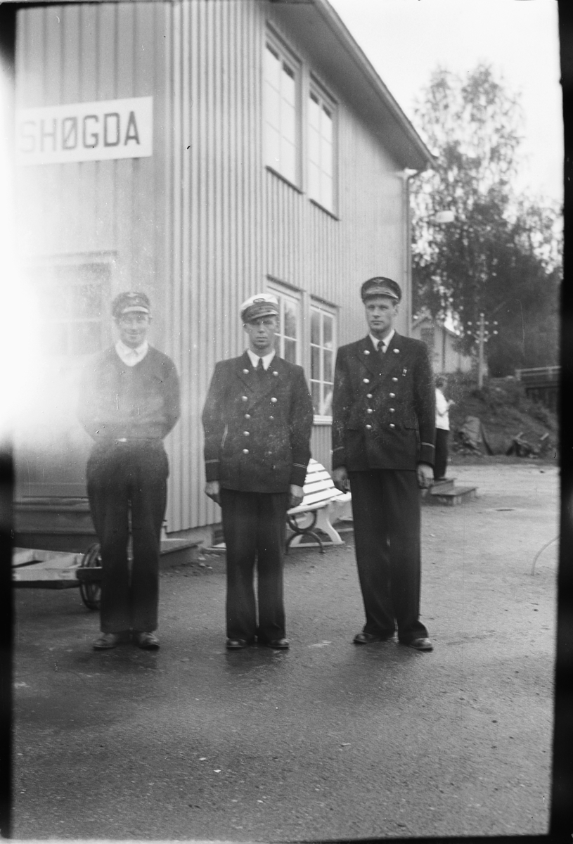 Håkon Prestkværn, Rudshøgda jernbanestasjon, Ringsaker, stasjonsbetjening, f.v. Andreas Andreassen, stasjonsmester Magne Pedersen, ukjent.
