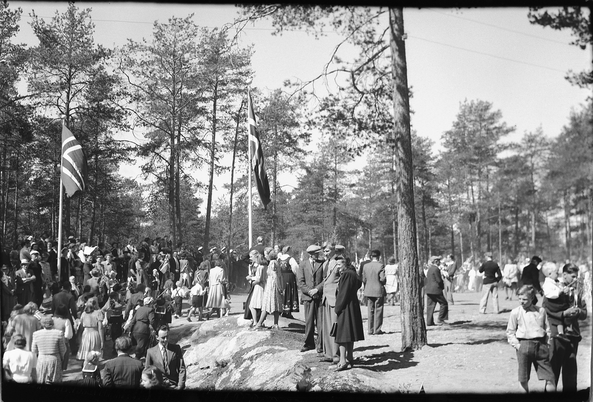 Håkon Prestkværn, 17. mai i Moelv med mennesker og norske flagg.