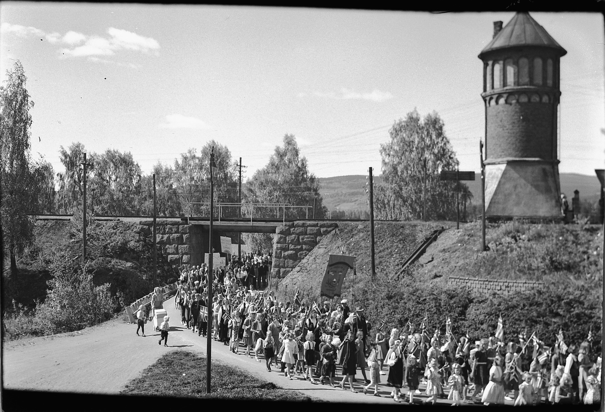Håkon Prestkværn, 17. mai-tog i Storgata, Moelv.