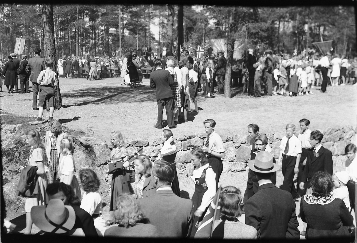 Håkon Prestkværn, 17. mai i Moelv med stor gruppe mennesker og norske flagg.