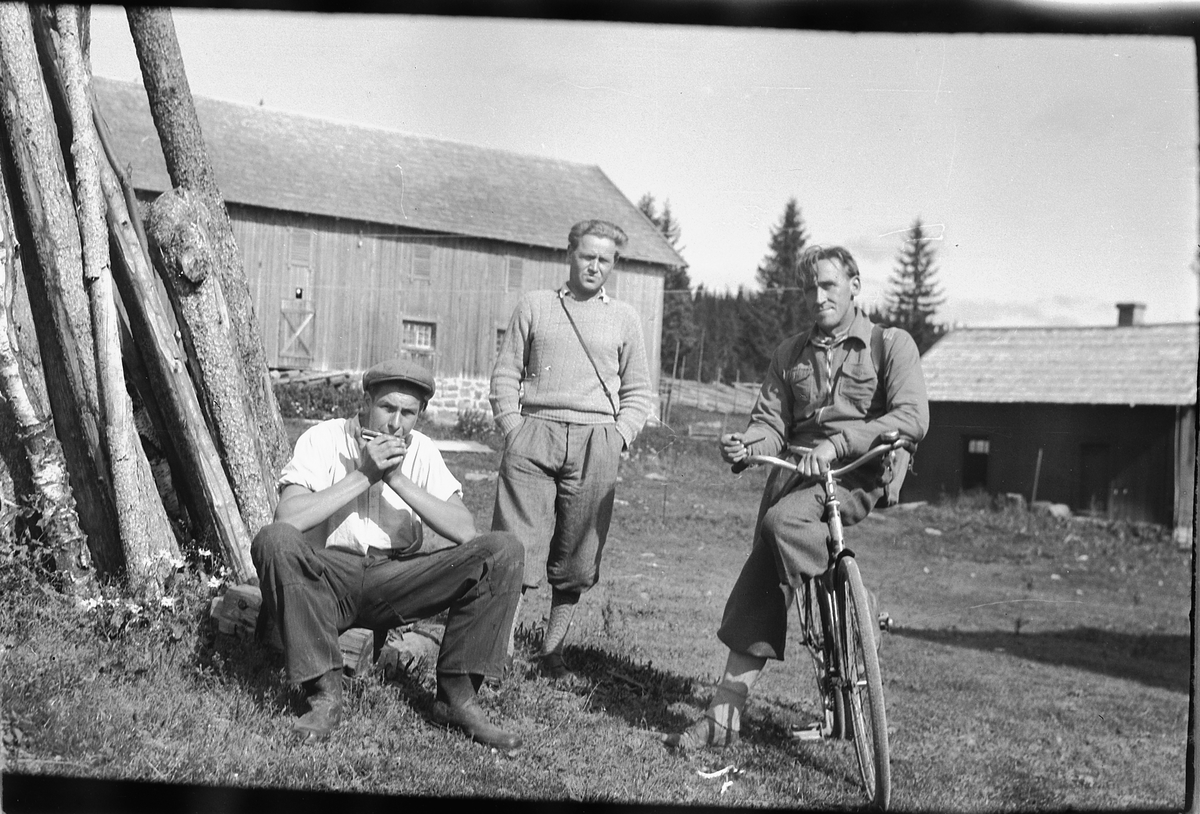 Håkon Prestkværn, Tre ukjente menn med en sykkel, mannen som sitter spiller munnspill.