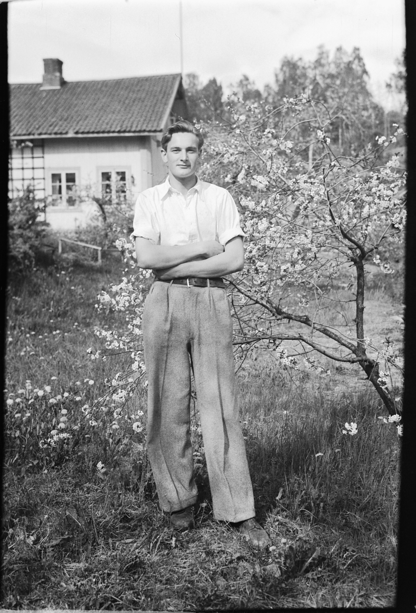 Håkon Prestkværn, Ukjent mann står i en hage.
