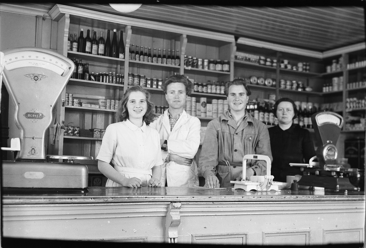 Håkon Prestkværn, H. A. RUUD KOLONIAL, INTERIØR I BUTIKK I MOELV, EKSPEDITØRER, F. V. BJØRG BAKKE, NILS NILSEN?, UKJENT, OLAVA RUUD.