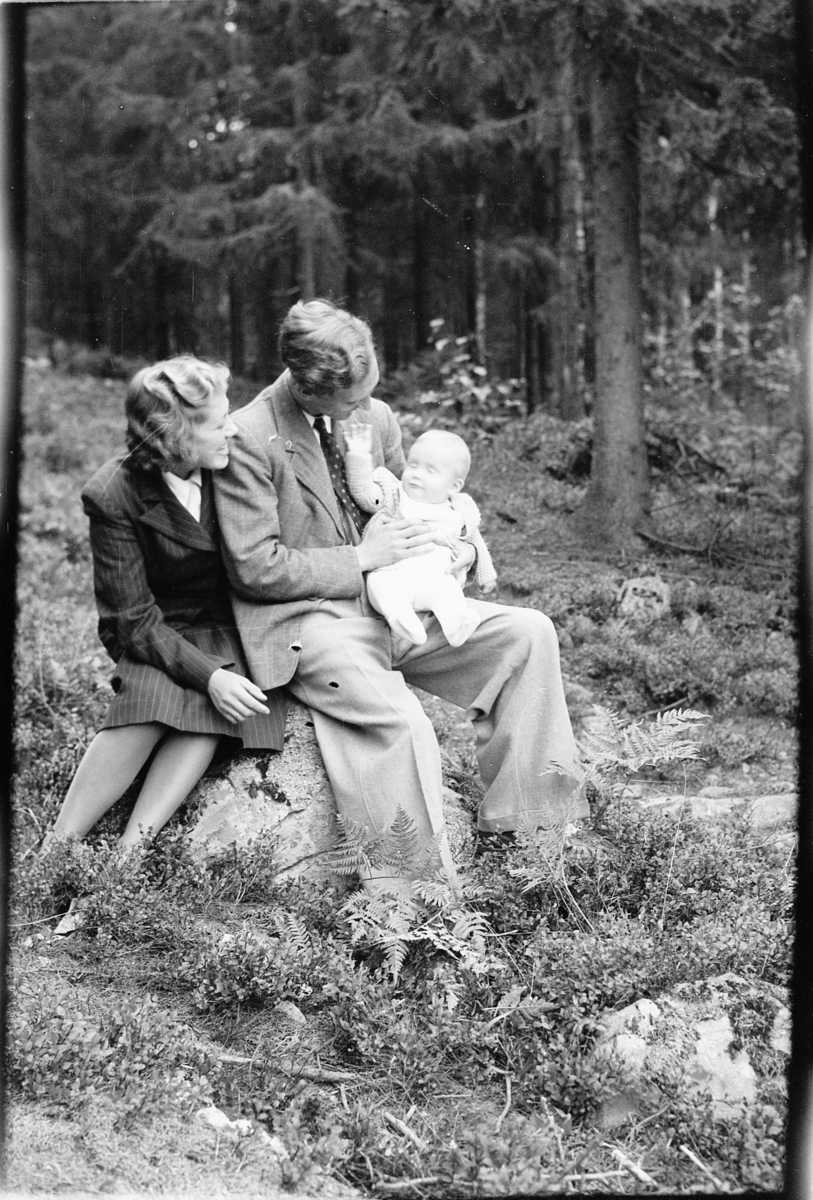 Håkon Prestkværn, Kvinne, og mann med en baby i skogen.