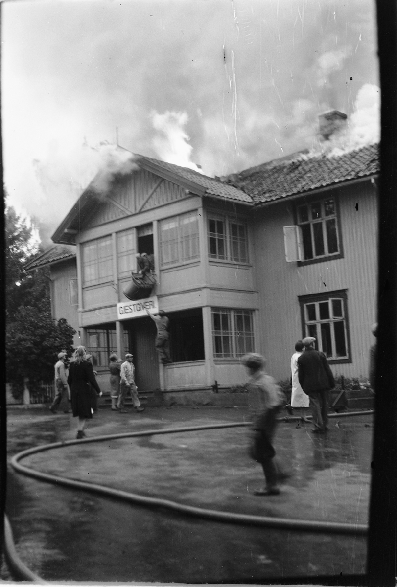 Håkon Prestkværn, MOELVEN GJESTGIVERI, HOTELL, BRANN 1949, INNVENTAR REDDES UT.