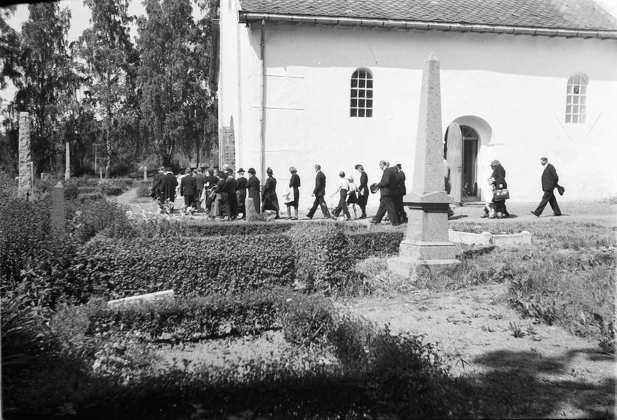 Håkon Prestkværn, Begravelse i Ringsaker kirke, kista blir bært til graven.