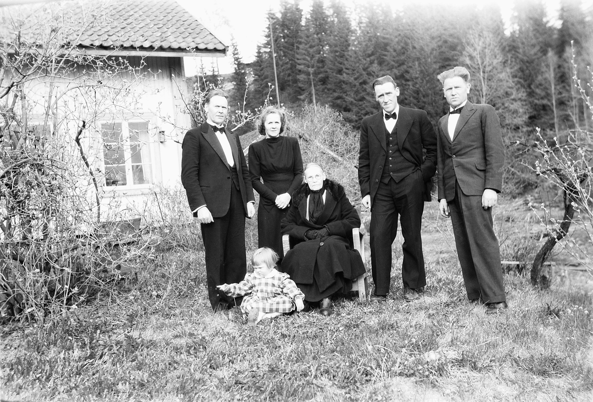 Håkon Prestkværn, Familiegruppe Prestkværn. Løkkekværn, Moelv. Søskenflokken Kolbjørn, Martha, Einar og Håkon sammen med sin mor Gunda. Foran sitter Brita, Kolbjørns datter.