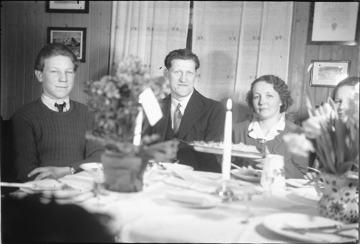 Håkon Prestkværn, Ukjent familie rundt middagsbordet.