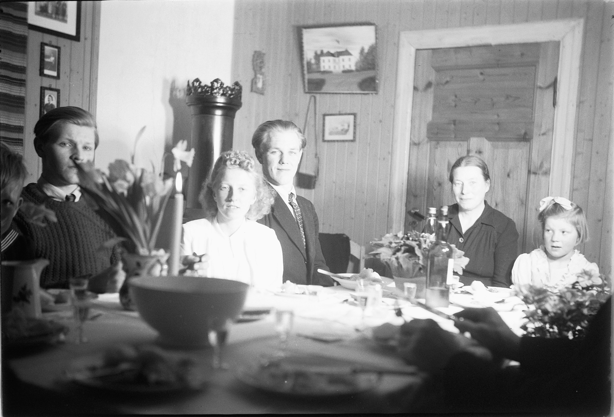 Håkon Prestkværn, Ukjent familie rundt middagsbordet.