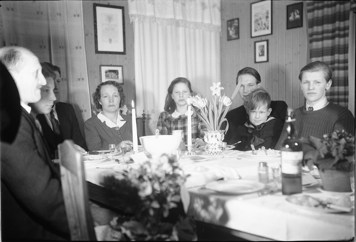 Håkon Prestkværn, Ukjent familie rundt middagsbordet.