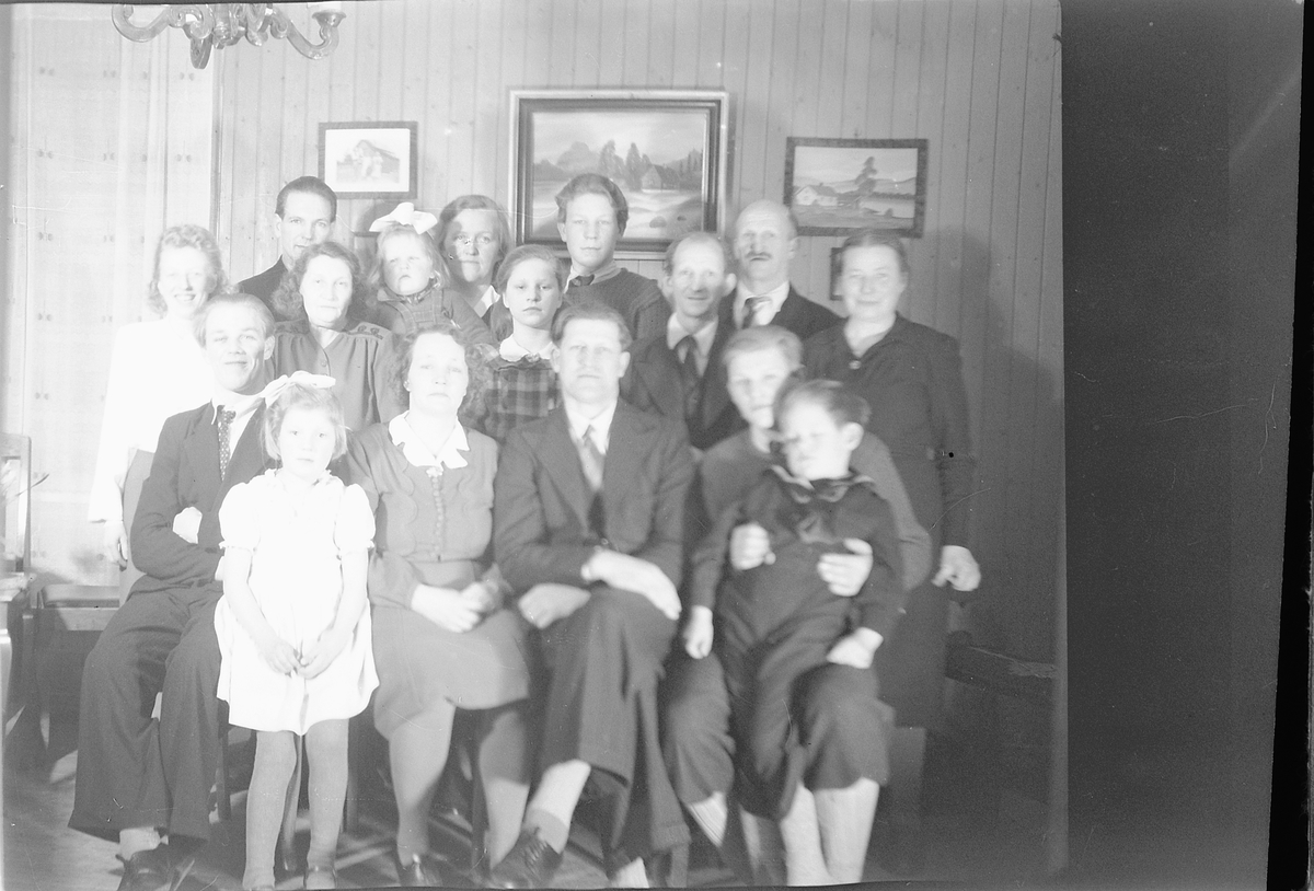 Håkon Prestkværn, Interiør, stue. Ukjent familie.