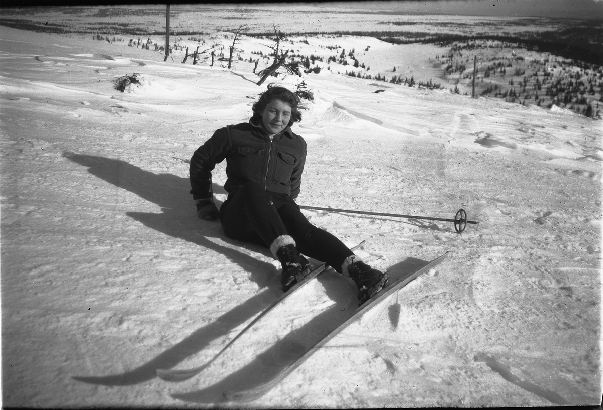 Håkon Prestkværn, Vinter. Skigåer i snøen på fjellet.