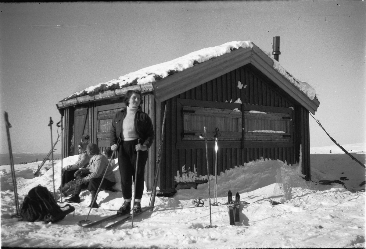 Håkon Prestkværn, Ukjent skigåer foran en hytte.