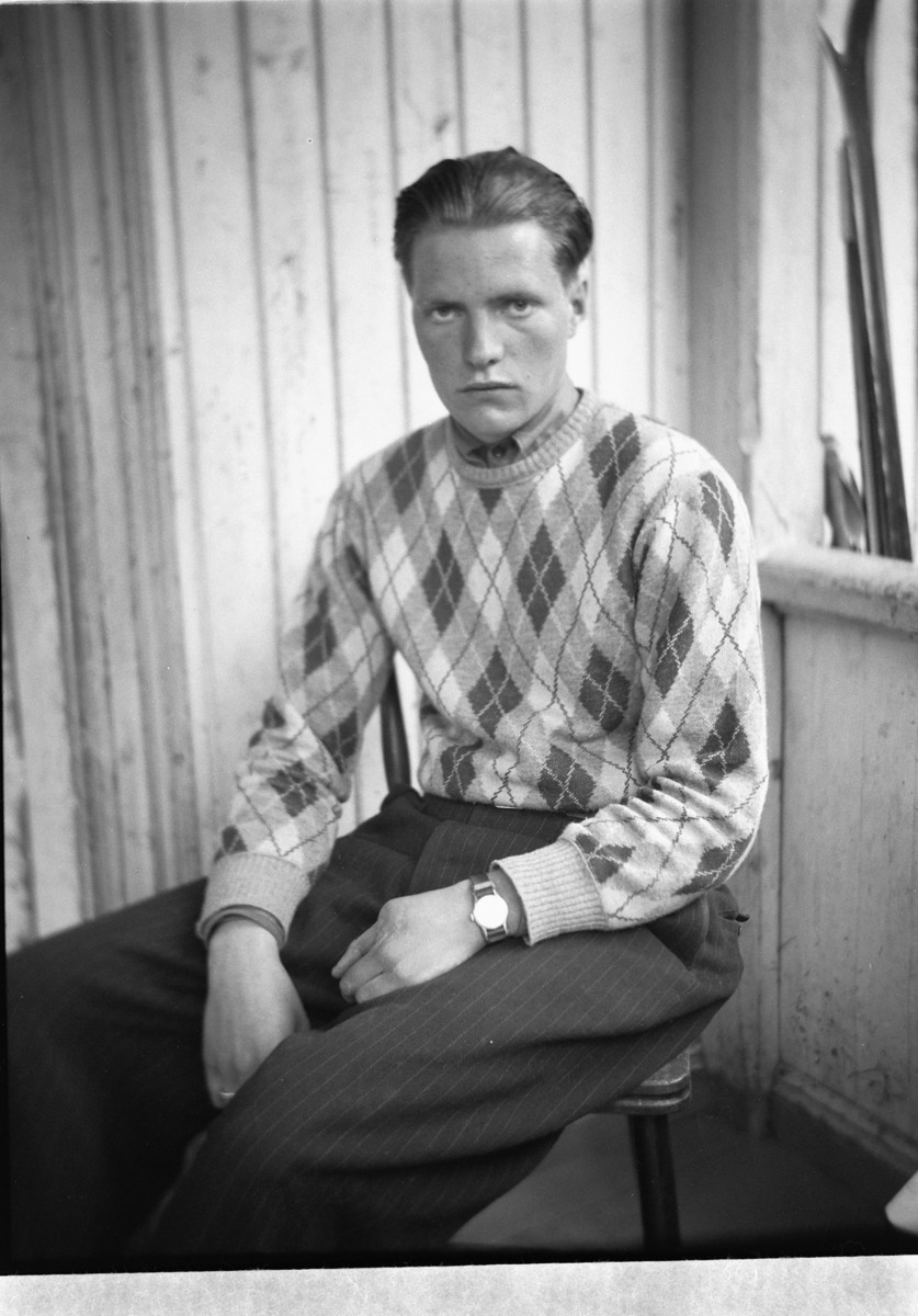 Håkon Prestkværn, Ukjent mann sitter i en stol på trammen.