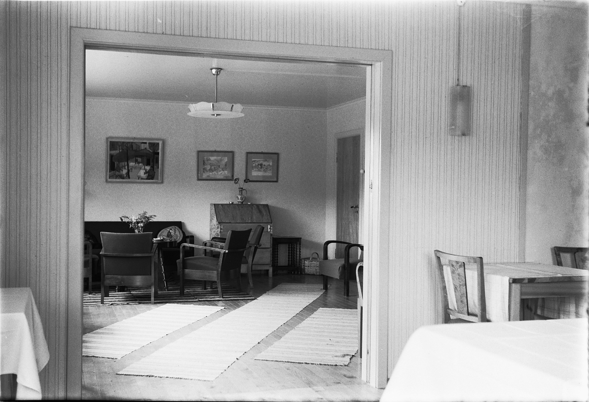 Håkon Prestkværn, Interiør, stue med sofa og skattoll.