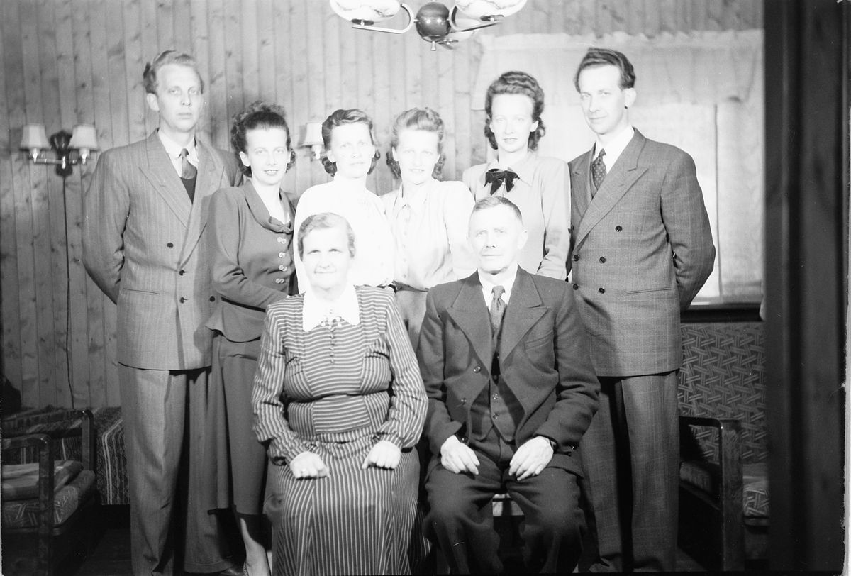 Håkon Prestkværn, Interiør, stue. Ukjent familie.