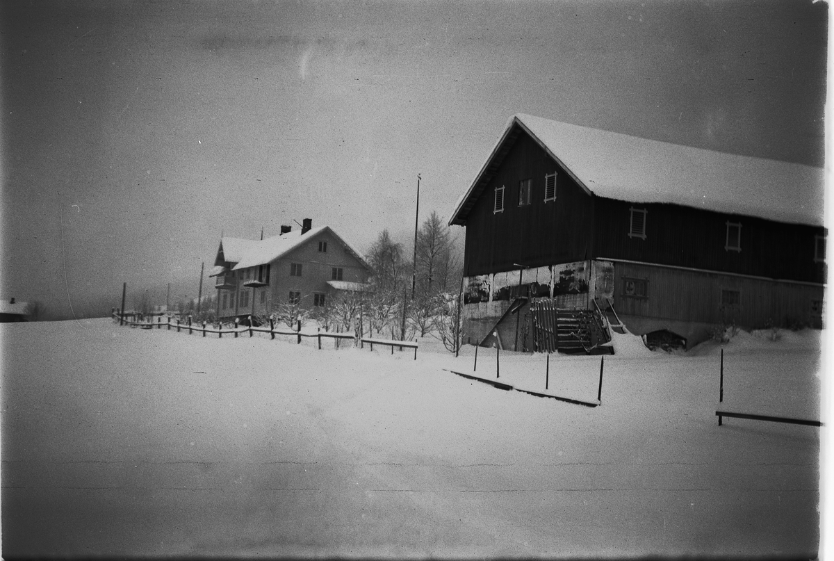 Håkon Prestkværn, Vinter. Hus med fjøs på ukjent sted.