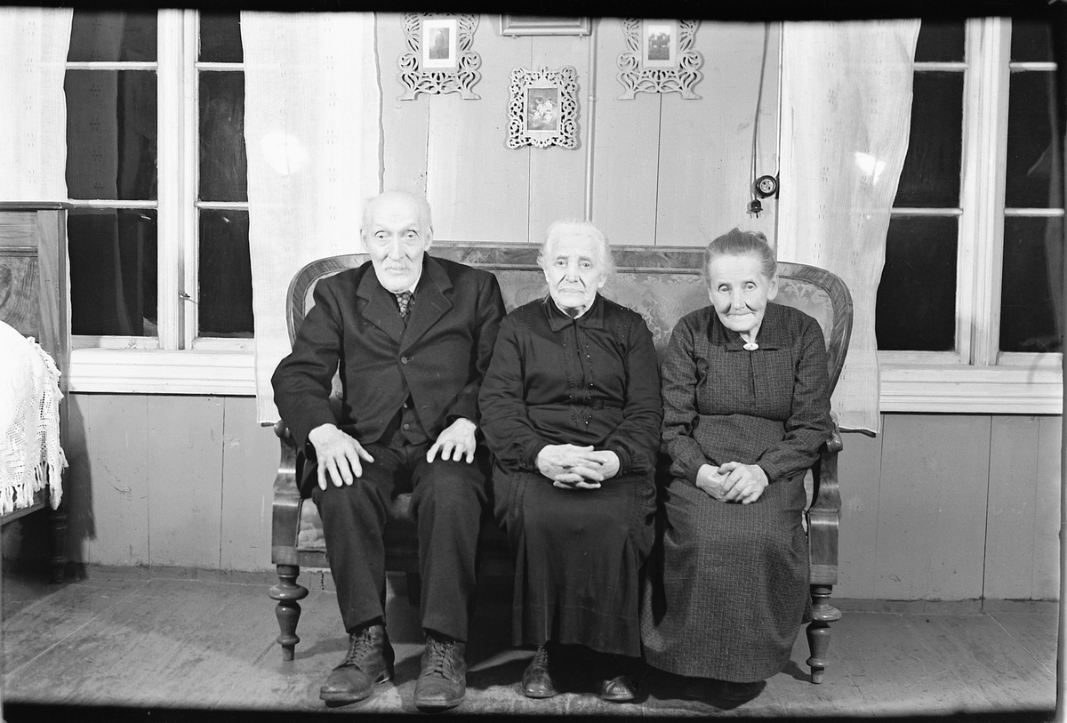Håkon Prestkværn, En eldre mann og to eldre kvinner i en sofa.