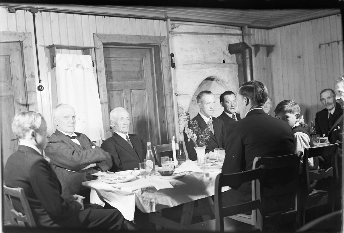 Håkon Prestkværn, Ukjent familie samlet rundt middagsbordet ved en festlig anledning.