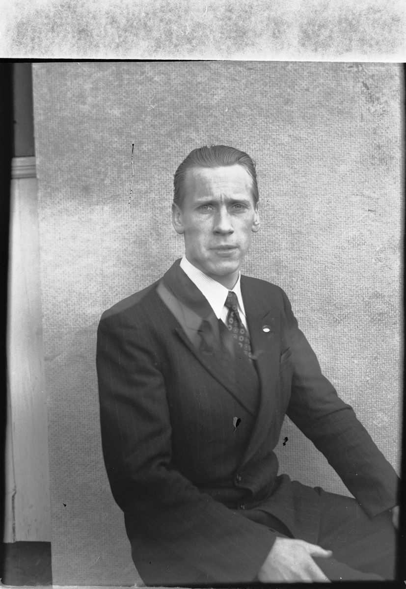 Håkon Prestkværn, Ukjent mann i dress.