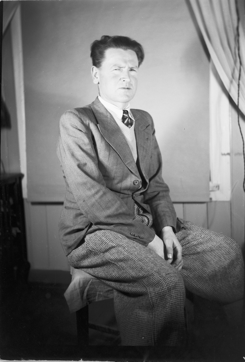Håkon Prestkværn, Ukjent mann med dress.