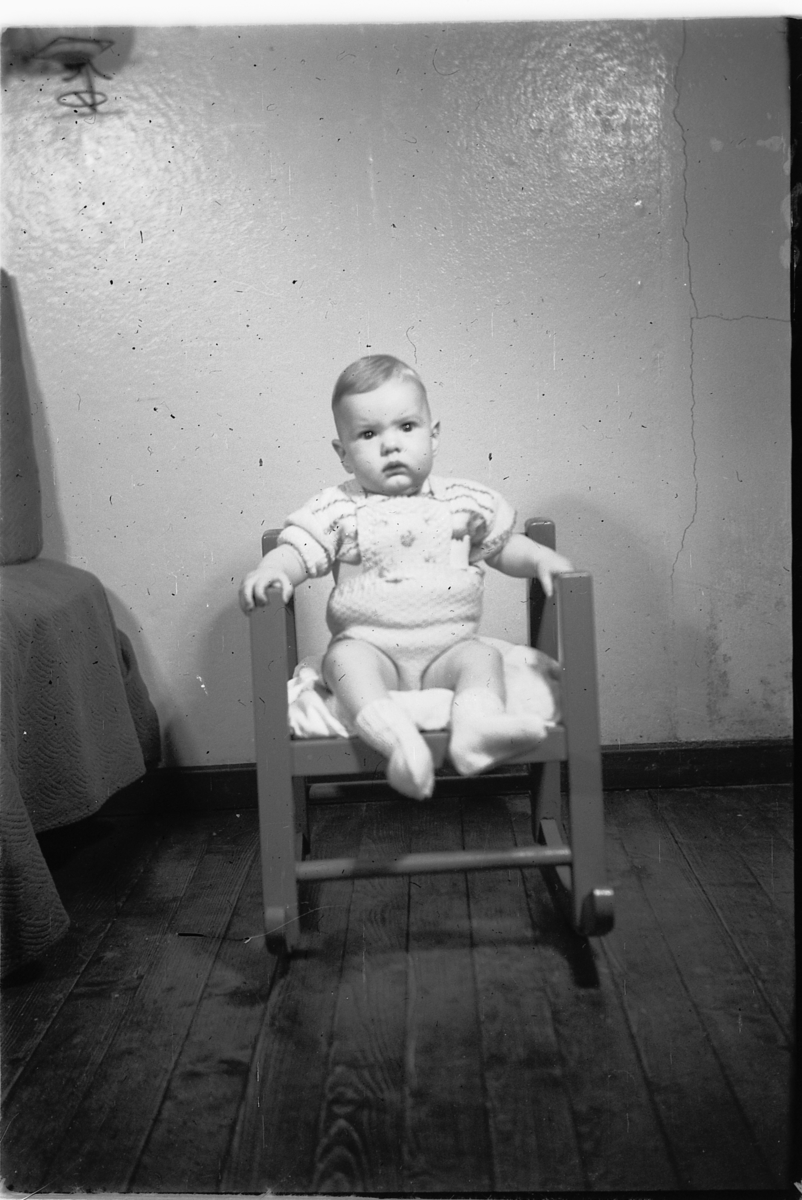 Håkon Prestkværn, En baby i en stol.