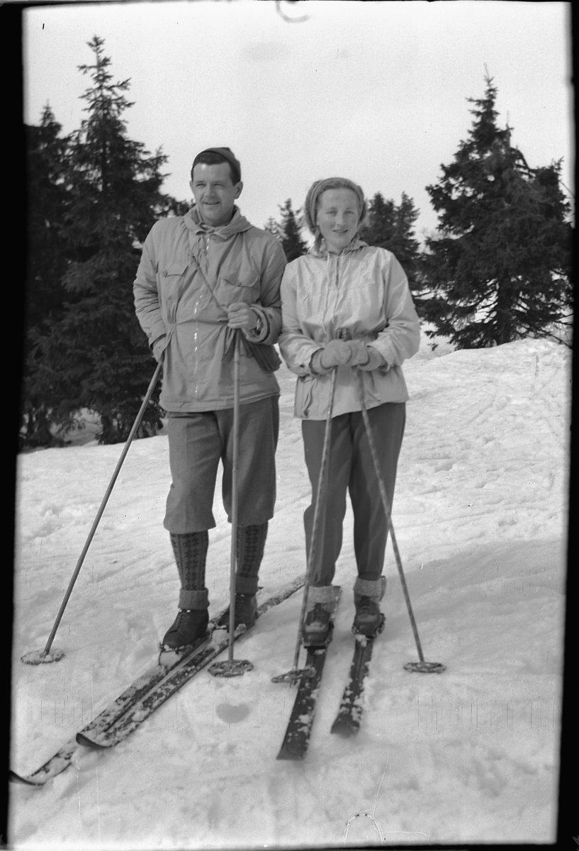 Håkon Prestkværn, Ukjent mann og kvinne på ski.