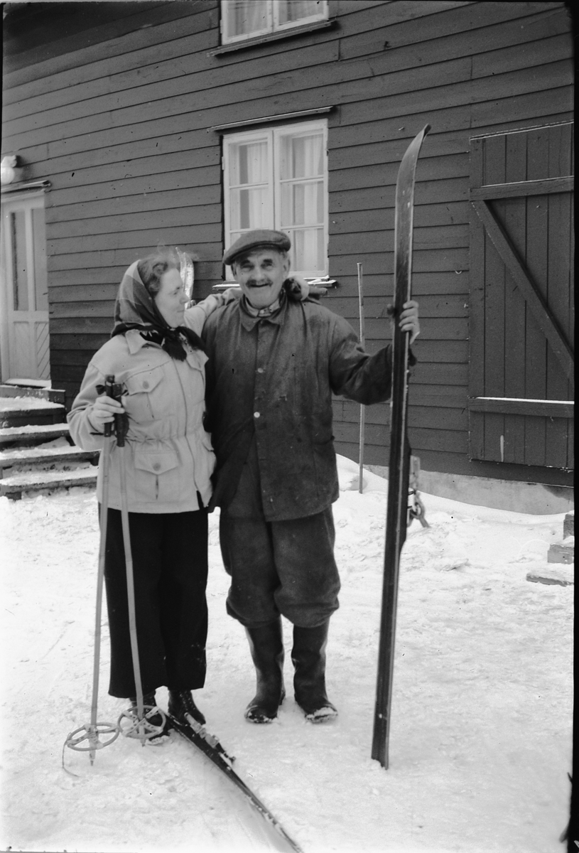 Håkon Prestkværn, Eldre kvinne og mann med ski.