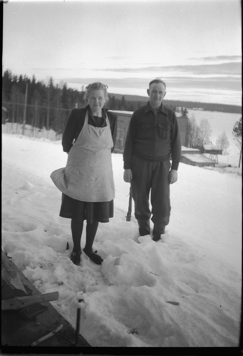 Håkon Prestkværn, Ukjent eldre kvinne og mann.