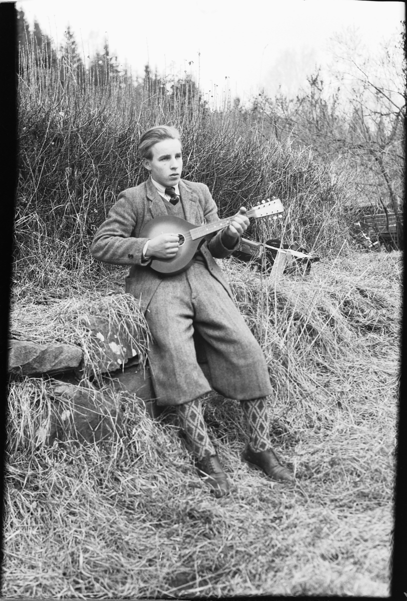 Håkon Prestkværn, Ukjent mann i nikkers spiller mandolin?