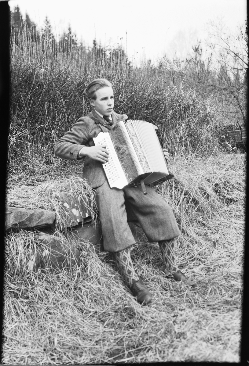 Håkon Prestkværn, Gutt med trekkspill.