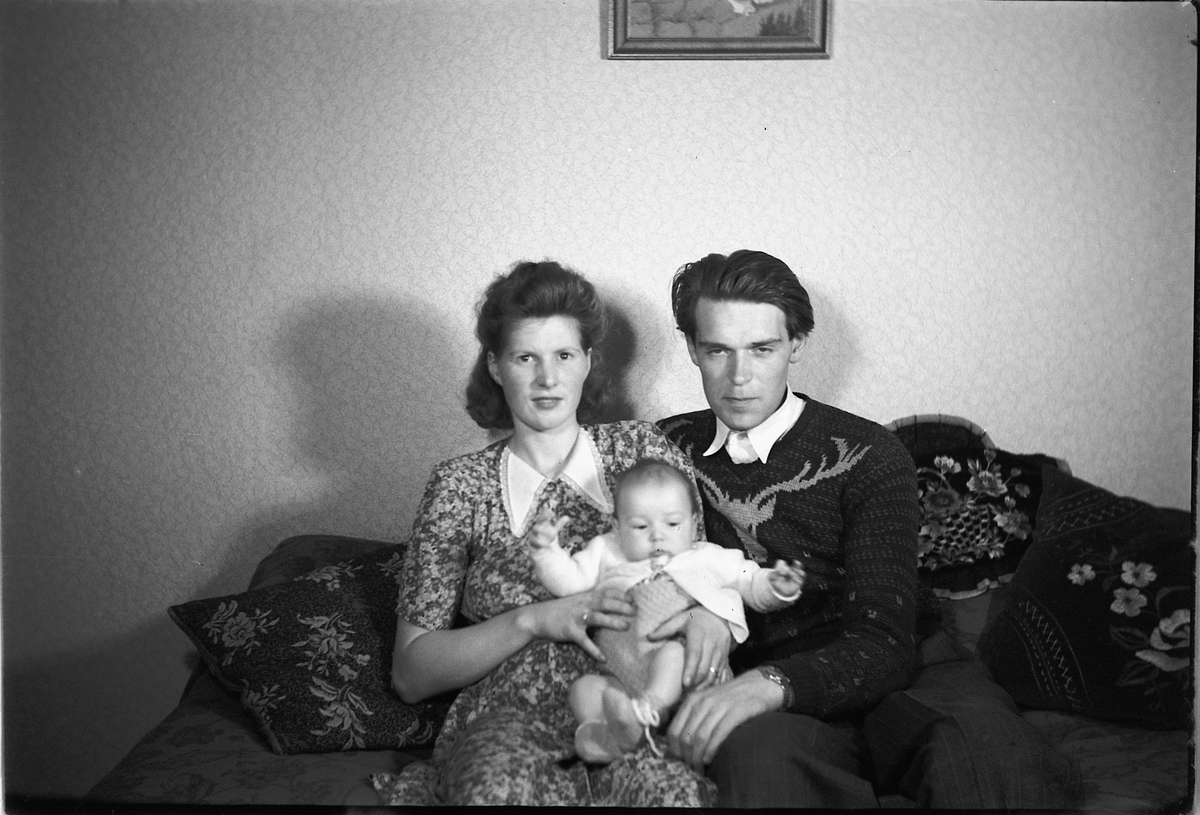 Håkon Prestkværn, Interiør, stue. Familie med baby.